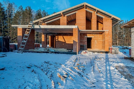 Пример Дом из кирпича по индивидуальному проекту: за сезон от фундамента до крыши